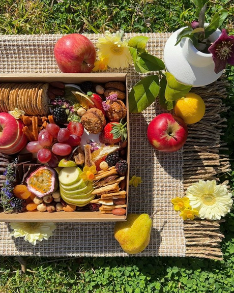 The Stress-Free Local Platter: How to Feed a Crowd Without the Supermarket Chaos